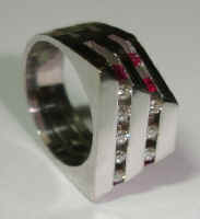 anillo oro blanco diamantes y rubies