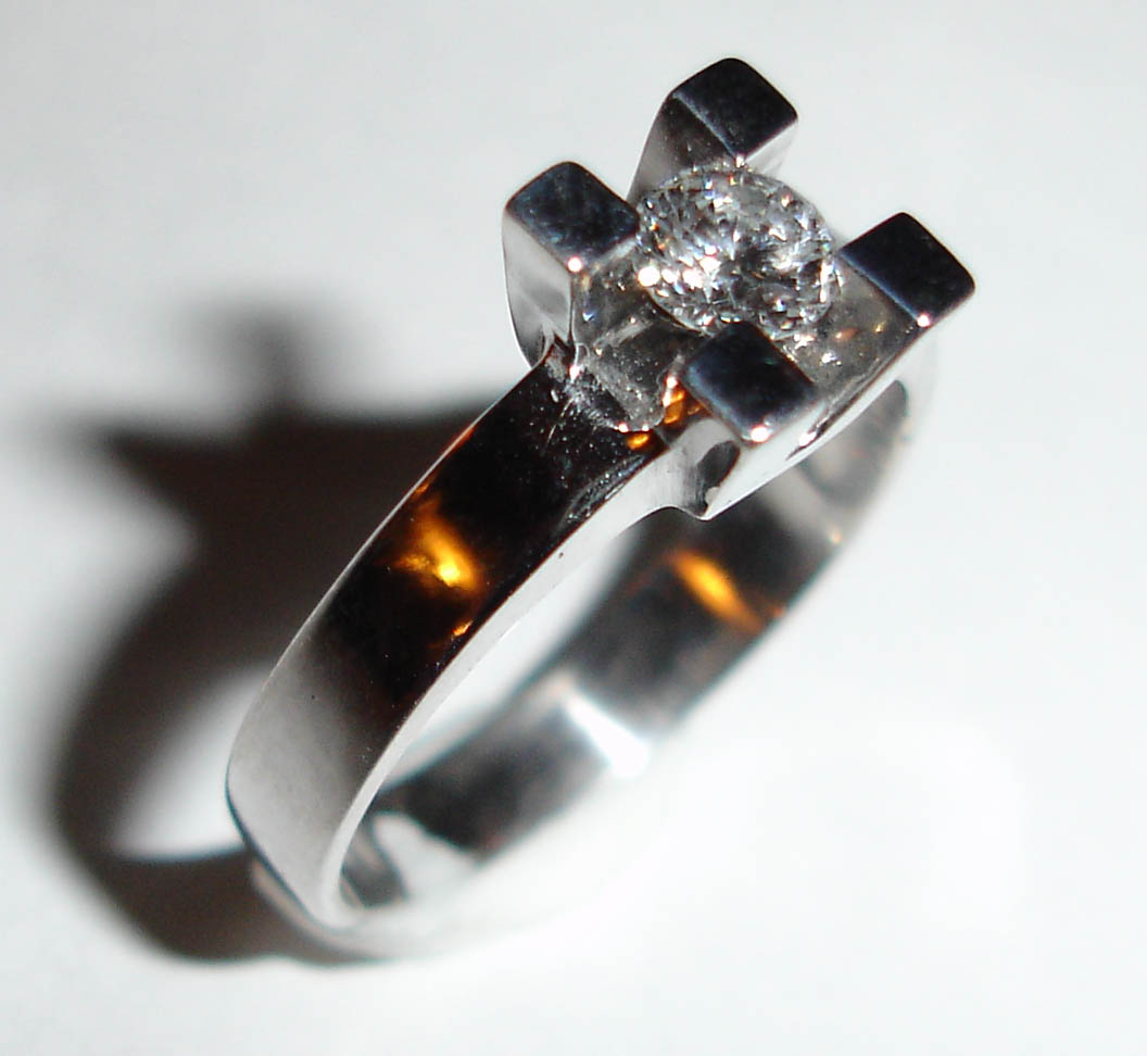 anillo oro blanco y diamante