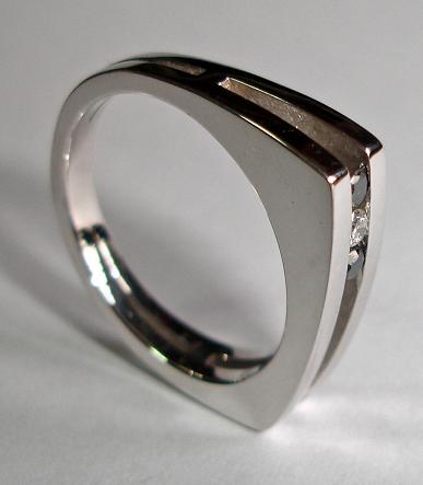 anillo oro blanco diamantes blancos y negros